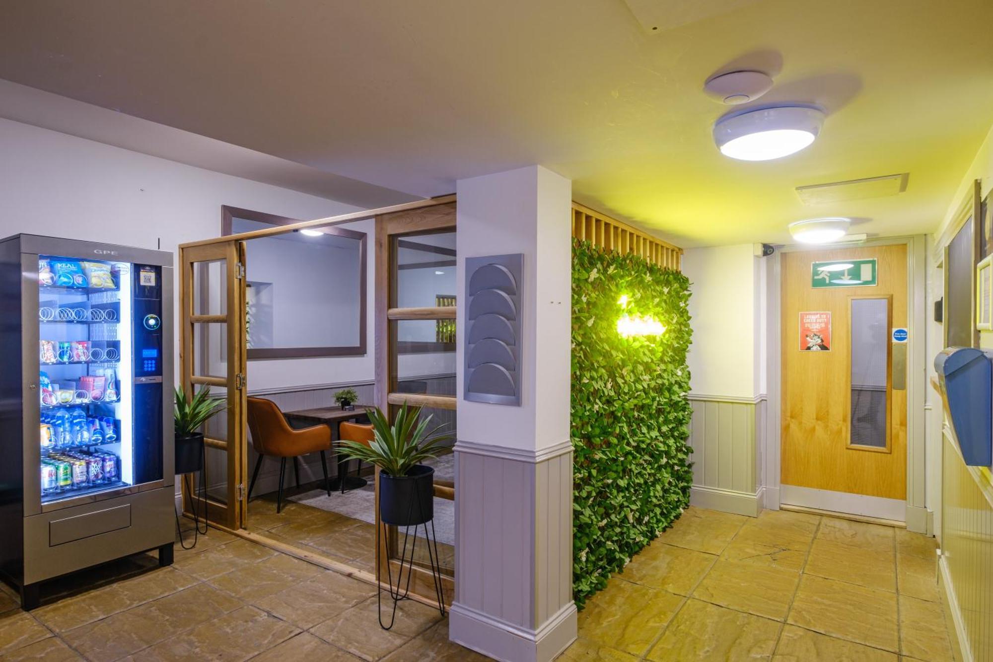 Siberia Bar & Hotel Абърдийн Екстериор снимка